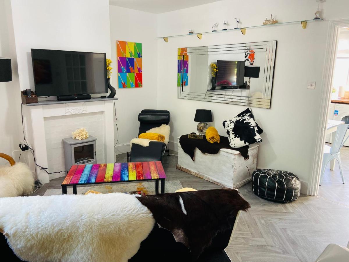 איסטבורן Funky Cozy Cottage With Outside Space מראה חיצוני תמונה
